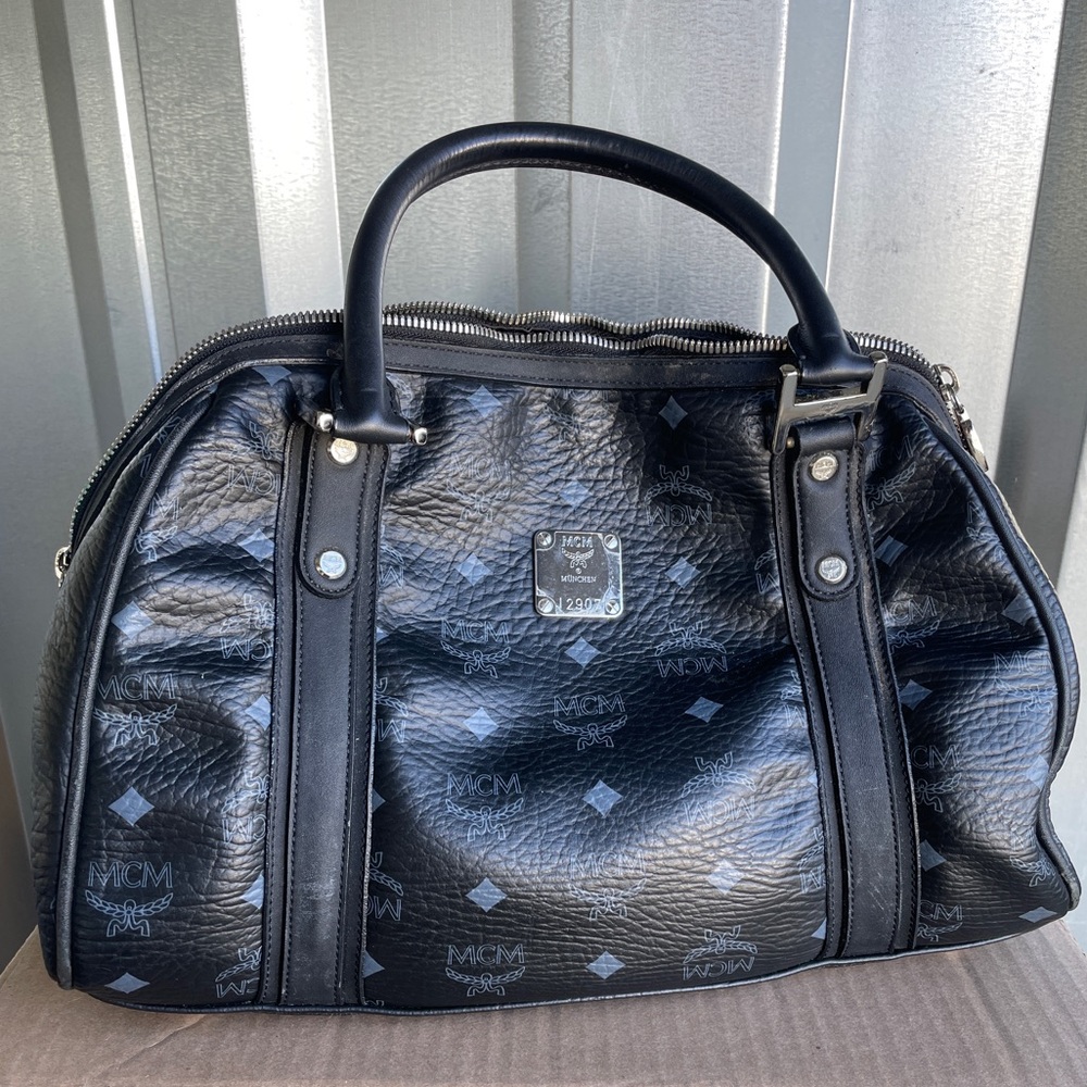 MCM Black leather handbag with Silver plate and hardware